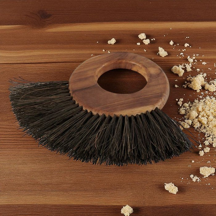 Brosse anneau en teck avec poil noir en fibre de palmier 22x2 cm